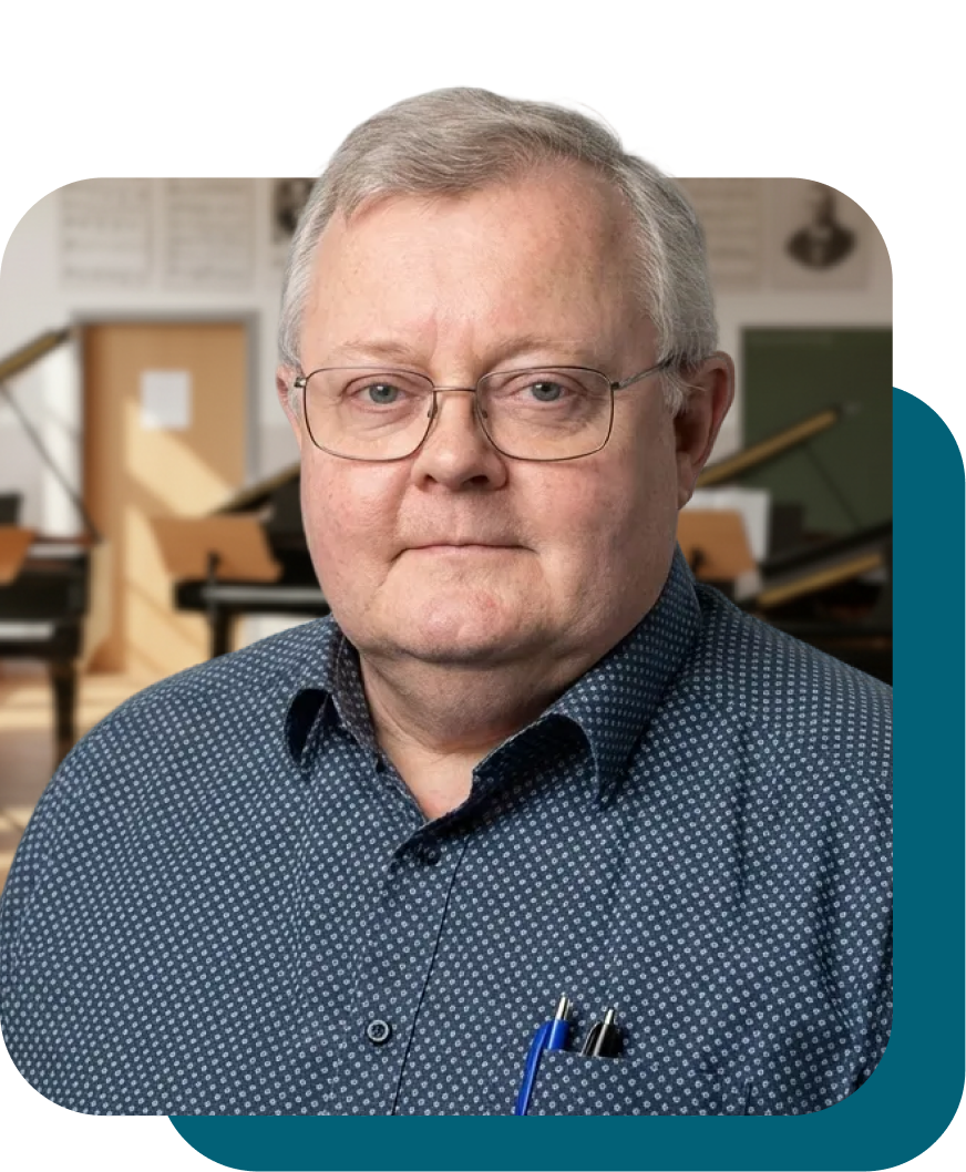 Mann vor Klavieren in einem Musikraum.