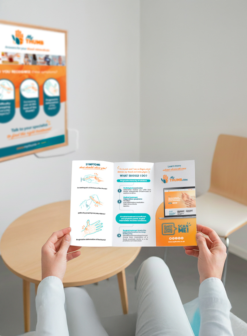 Person hält medizinischen Informationsflyer im Wartezimmer