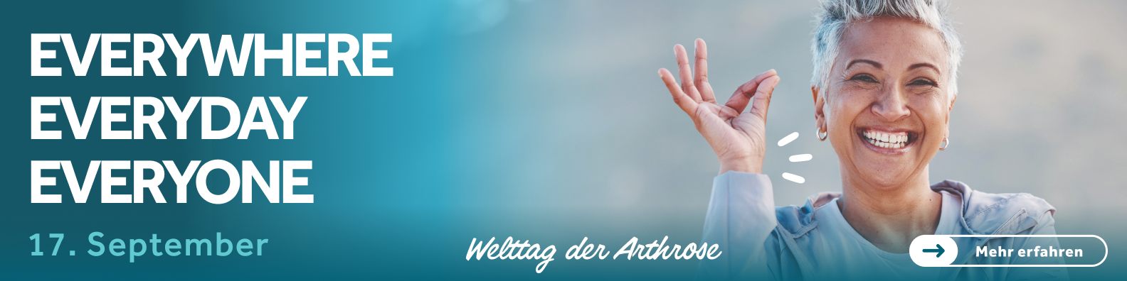 Lächelnde Frau wirbt für Weltarthrosetag am 17. September